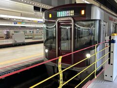 太宰府天満宮へ向かう為に駅へ。ホームドアでなくロープが張られてます。どうやって乗るの？下へ下がる？でも引っかかる。シュッと左右のどちらかへ収納？それは無いわよねぇ等とアホな事を考えてたら…