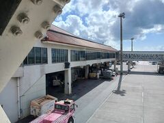 宮古空港は沖縄の建物といった雰囲気が出ていてテンションが上がります。
