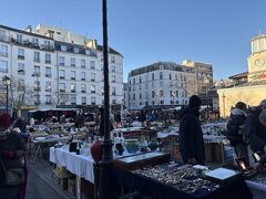 
近くにあるアリーグルの市場に来ました。

屋内市場の前で、小規模なブロカントが開かれています。
生活雑貨が多い印象です。掘り出し物を探すと面白いのかもしれません。

