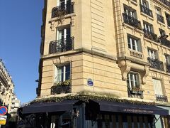 
一駅移動して、落ち着いた感じの界隈に来ました。
目当てはショコラトリー、シリル・リニャックのカフェです。
