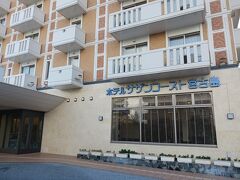 ホテルはバス停からすぐでした。