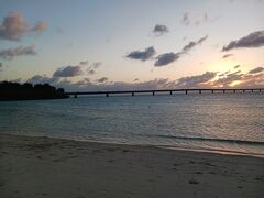 伊良部大橋が見える宮古サンセットビーチに来ました。
残念ながら太陽が雲に隠れてしまって見えませんでした。