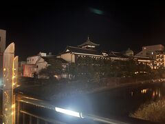 夜の東海館へ。伊東のシンボルといっても過言でないだろう。横を流れる伊東大川沿いに遊歩道が整備されており、夜間は竹灯篭に灯りが灯る。