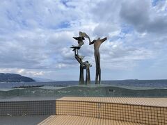 川を挟んで向こう岸、なぎさ公園へ。こちらにも重岡氏の作品が並ぶ。