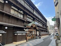 遊歩道を戻り東海館へ、と思ったがなんとこの日は休館日。ここの喫茶室での、ぐり茶とお饅頭を楽しみにしていたのに残念。調べてこない自分が悪いのだが。