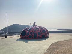 下船するとすぐそこに草間彌生の赤かぼちゃがあります。

