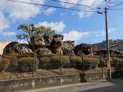 住宅街の中にこつ然と現れる岩の塊。

これが蛇塚古墳です。なんとも不思議な「気」を感じます。