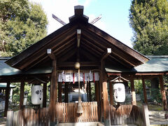 拝所。正面が本殿、（わかりにくいけど）右手は養蚕神社です。