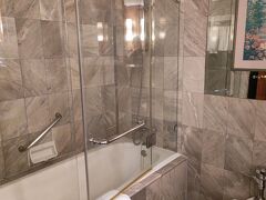 【写真はイメージです】
どれほどの時間が経っただろうか？？？
それからしばらくの間、僕の記憶は、はっきりしない。
気付いたときには、酒など一滴も飲んでいないのに口元が酒臭くなっていて、そして「僕の身と心は、何か大事なものを失い、すでに純潔ではなくなったような気がする」と言う感覚がうっすらと残っているのみだった…

ホテルに戻り、シャワーで身を清め、就寝したのは、2時半過ぎ…いや、3時が近かったかもしれない。
ベッドに入りながら、ふっと頭に思い浮かんだのは、アフリカのサバンナで、ライオンに出食わしてしまったシマウマ…
「いやいや、あまり考えないようにしないと…これまでのことは、無かったことにしよう」

そこ！
何を今さら純潔ぶって…とか、言わないように！