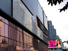 この日の朝までお世話になっていたアソーク界隈も、フラフラ。
駅直結の「タイムズ・スクエア」ってビルの中、元日のこの日は、スタバとか、チェーン店の飲食店しかやってなくて、見るべきもの全く無し！