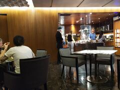 ヒルトンのラウンジでカクテルタイムになる頃合いで戻り、ホテルの部屋でバッテリーの充電を繋げてから、4Fのラウンジへ…