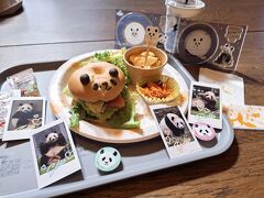 ということで。
フードだけでなく姉と私でオリジナルコースターも
一つずつ購入しましたー。
ブラインドコースターは私は浜家の長男雄浜、
姉はレジェンド永明さん。
マグネットは私、結浜、姉、永浜でした。

前月、松坂屋上野店で開催されたハッピーパンダ
フルデイズでゲットしたチェキ風フォトカードを
この日私は持参。
ゲットした4枚のうち全部が浜家のフォトだった
ため(ブラインド方式)、勝手に運命感じて絶対次
アドベン行く時持っていこうと決めていました♪
ということで、チェキ風フォトカードも飾ってパチリ。