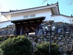 　2014年に復元された浜松城の天守門。幕末まで維持されたが、明治6（1873）年に取り壊された。ただ、野面積みの石垣など、雰囲気はたっぷりだ