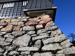 　算木積の角。建築物は新しくとも、石垣を見ているだけで往時を想像できるだけのスケールはある