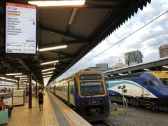 で私が使うのはシドニーから敢えてキャンベラ迄鉄道旅です。

このルートは１日3往復しか運行してない上に時間がかかるので余り使われている移動手段ではありません。

おまけにキャンベラ駅がキャンベラ市内の郊外の立地なので更に利便性が悪いです。

因みに高速バスターミナルはキャンベラの繁華街ど真ん中に有ります。

もう鉄道マニア向けの交通機関か？