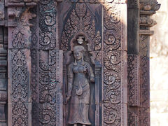 中央祠堂周辺は立ち入り禁止だから、東洋のモナリザを間近で見ることができないのが残念。
見飽きないから何度も訪れたいが、アンコール遺跡から離れているのが難点です。