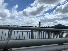 人工的に作られたバーリー・グリヒィン湖の中に浮かぶ小島に建てられているナショナルカリヨンがチラッと見えました。

そんな都合良くは鳴ってくれません。