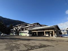 ８時過ぎにチェックアウトして、８時半の送迎バスで平湯バスターミナルまで送ってもらいました

松本行きのバスは前日のうちにこのバスセンターで購入しておきました