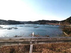 おおーっ、海！生浦湾です。
この先に待つのは写真中央に見える「麻生の浦大橋」。パールロードを行きます。