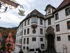 ●Museum der Stadt Füssen（フュッセン市博物館）

■開館時間：
夏期（4月-10月）：火曜日-日曜日 11:00-16:00
冬期（11月-3月）：金曜日-日曜日 13:00-16:00

■入場料：大人 6EUR

＜HP（ドイツ語）＞
https://www.stadt-fuessen.de/Kultur/Museen-und-Kunst/Museum-der-Stadt