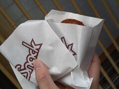 竹中肉店でコロッケ食べました。1個180円です。
