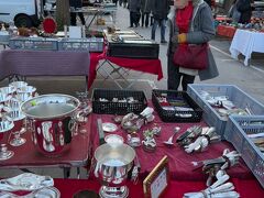 
ヴァンヴの蚤の市です。ホテルのすぐそばでした。

布類、工具、エキゾチックな工芸品などのお店が道沿いに並んでいます。レース、リネンなどはフランスらしくて興味深いです。
銀器や綺麗なお皿類もありました。見て歩くだけでも楽しいです。

寒さ対策に、カイロをお腹に貼って来ました。じんわり温まって、ありがたいです。

でも、夫はくしゃみをしています。
夫はカイロを使っていないのでした。数個しか持ってきていないので、わたしの為にとって置こうと思ったようです。
強がりを言いますが、今朝はさすがに寒いのでしょう。



