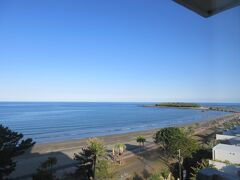 宿泊するホテルに到着しました。青島グランドホテル。窓から海の中に青島が浮かんで見えます。