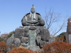公園内に源頼朝像