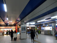 みなとみらい駅で下車。初めての駅ですが、改札脇には崎陽軒のお店。
横浜に来たという実感で、ここのシュウマイは大好物です。