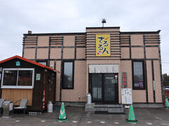 国道240号を3Km程空港方面に戻り、北町交差点を左折して道道243号線で鶴居村へ向かいます
約30Km程の道程ですが、途中小高い山をいくつか越える際アイスバーンがかなりありハラハラドキドキのドライブ
40分ほどかかってようやく鶴居村に到着

道沿いにあったこちらで昼食
喫茶＆焼肉　さるるん



