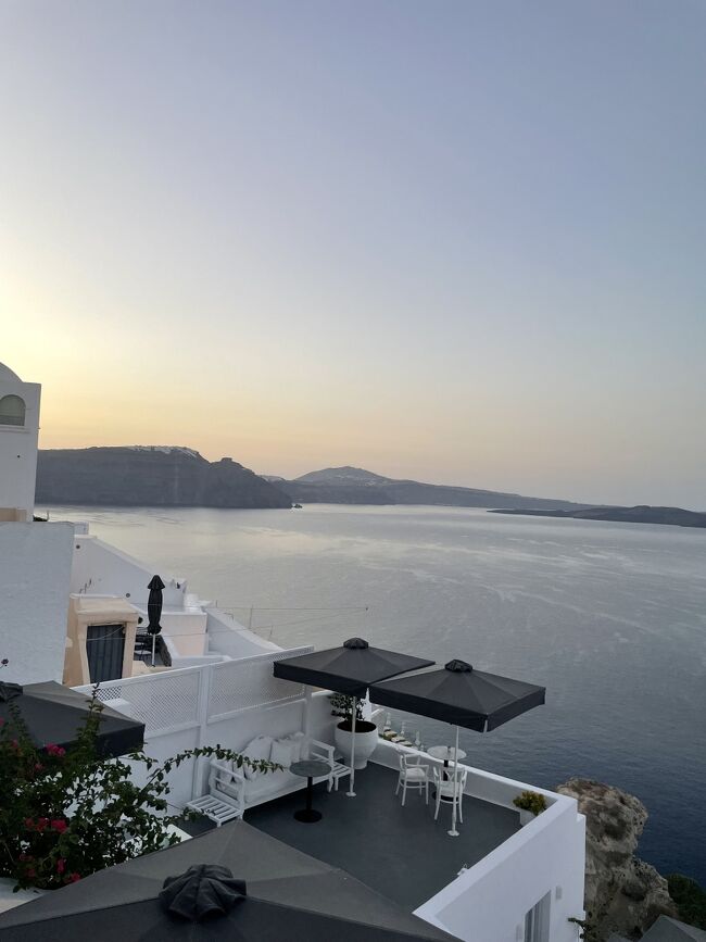 サントリーニ島2日目、朝7時前。<br />旅行中は時差ぼけの影響か毎日早起きできてラッキーです。<br />朝焼けが綺麗そうな雰囲気を感じたので、少し散歩することにしました。