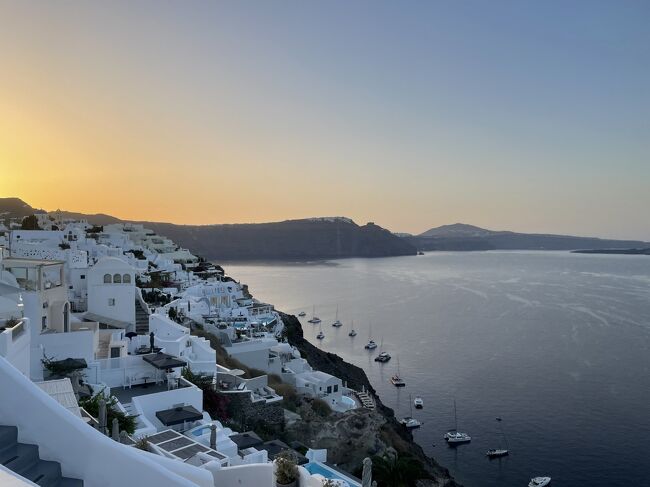 ホテルの部屋から出てみると、夕焼けみたいなオレンジ色の朝焼けが見えました。<br />島を囲むように船が停泊しています。