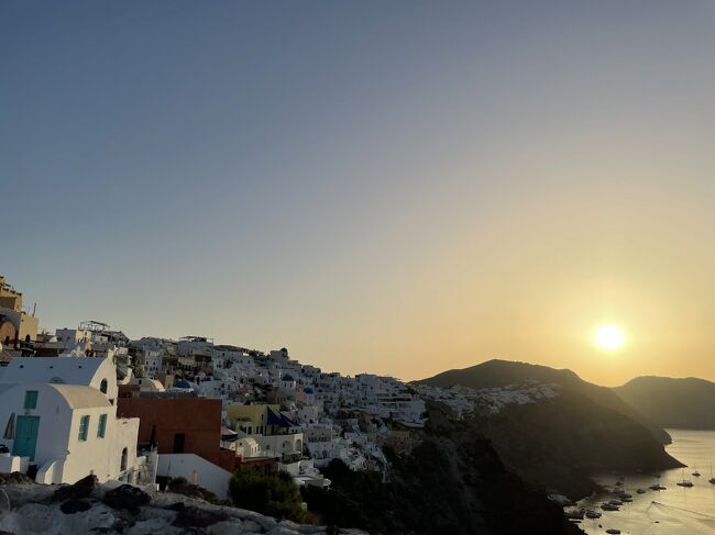 徐々に登っていく太陽と、朝日に照らされて輝く海が美しいです。