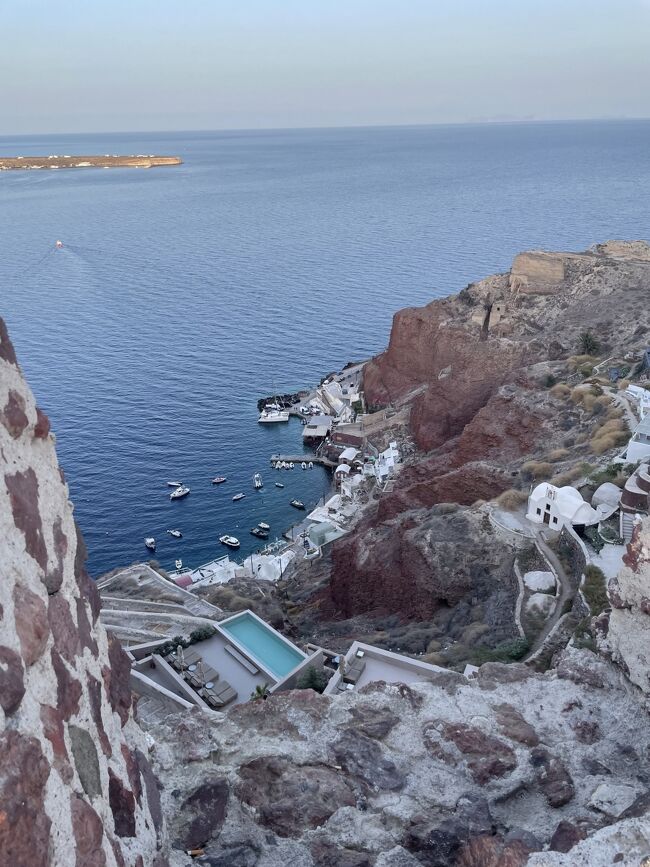 下を覗くと小さな港がありました。