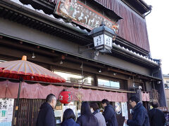 ここから北野天満宮の方に向かい、ちょうどお食事の開店直前だったとようけ茶屋に並びました。

豆腐や湯葉の店舗販売はすでに始まっています。