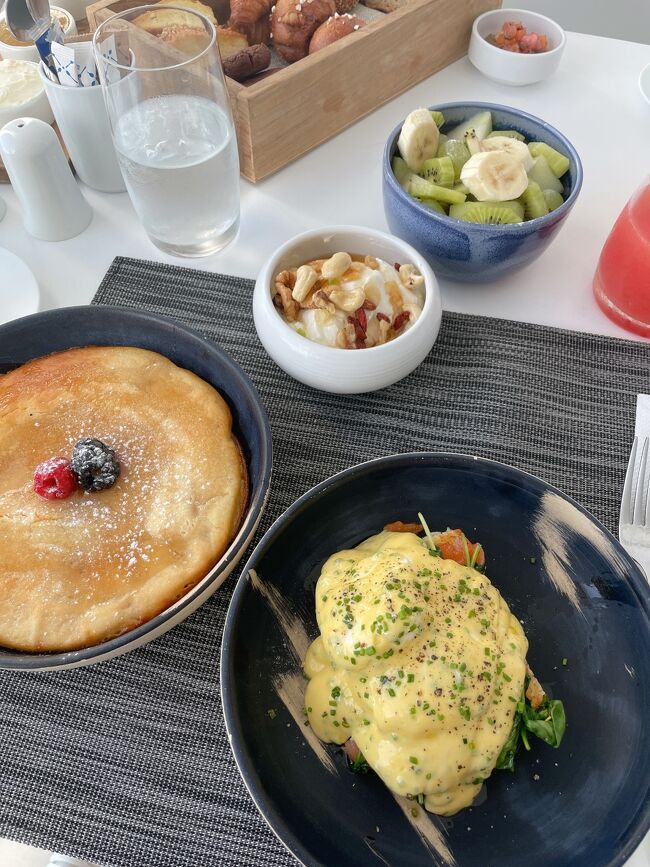 ホテルに戻り朝食の時間です。<br />お部屋のテラスで食べたかったのでルームサービスを利用しました。<br />朝食はチェックイン時にリストを渡され、食べたいものをその場でチェックしていく方式でした。何を頼んでも料金が変わらないということで、あれもこれもとチェックをつけた結果、一つ一つの大きさもすごくてものすごい量になってしまいました笑<br />私はエッグベネディクト、夫はベーコンエッグをメインに注文しました。