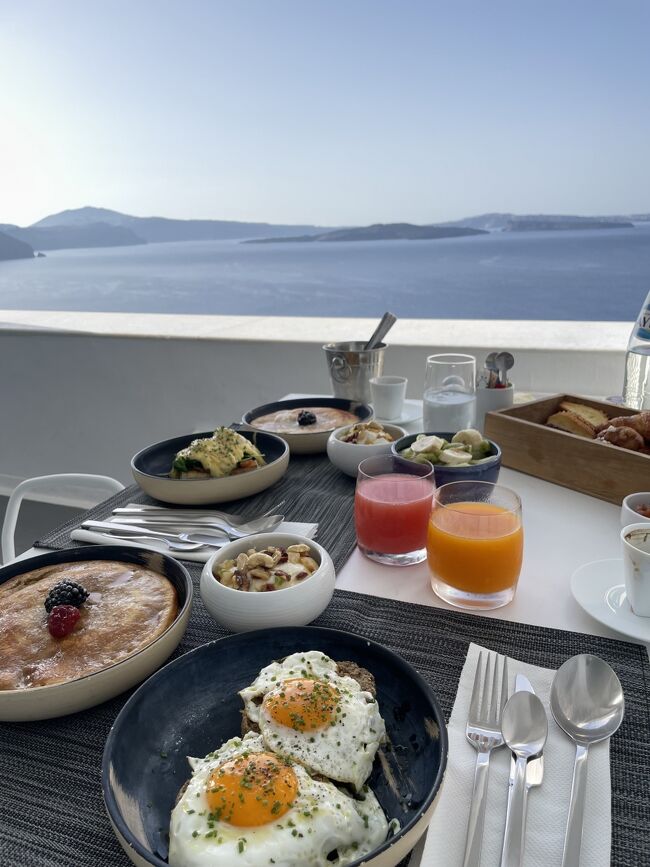 エーゲ海を眺めながら最高の朝食をいただきました。<br />今日はアテネ行きの船の時間までフィラの街を観光する予定なので、チェックアウトしてバス停へ向かいます。<br /><br />前日にバス停にあった時刻表を下見していて11:20のバスに乗ろうと思っていたので、その時間に合わせてチェックアウトしました。<br />バス停は広場になっていたのですが、どこにバスが止まるのかよくわからず、観光客もまばらでどこで待てばいいのかよくわかりませんでした。<br />何台かバスが来たのですが、団体ツアー客用のバスだったりして本当にフィラまで行けるのだろうかと焦りました。<br />時間になって到着したバスは見た目は団体客用と同じ大型バスでしたが、バスから降りてきたお兄さんがチケットを販売していたのでこれかな？と思い尋ねてみると、フィラへ行くというのでその場でチケットを買って乗り込みました。<br />大きなスーツケースは下の荷台に自分で積み込みました。