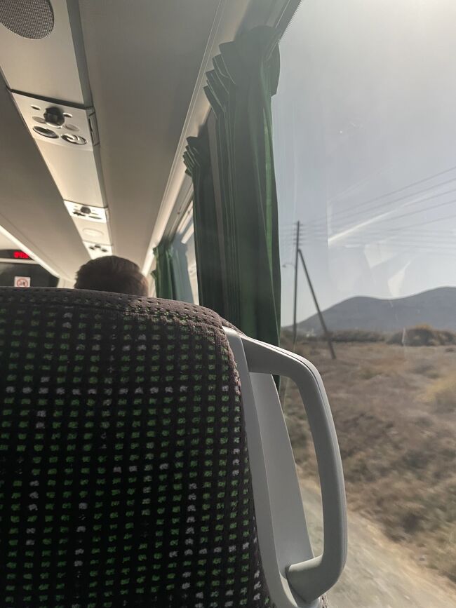 なんとかバスに乗ることができてよかったです。<br />バスの中はこんな感じでした。<br /><br />20分ほど走ってフィラのバス停に到着しました。<br />大型船が発着するアティニオス港行きのバスの時刻表を確認し、船の時間が15:10なので、14:15のバスに乗ることにしました。