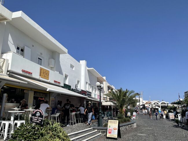 広場には飲食店が並んでいます。<br />路地に入って海沿いの景色が綺麗そうなところまで行ってみます。