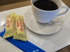 ANAラウンジのバームロールで朝ごはん