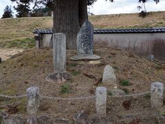 地元の神様にご挨拶を済ませたので、早速、二本松の歴史を探訪する。まずは、市街地の東にある『安達ケ原の鬼婆』伝説の地を訪ねる。安達ヶ橋で阿武隈川を渡ると、河川敷に『黒塚』と言う史跡がある。そこは、成敗された『安達ケ原の鬼婆』を埋葬した場所と云われている。