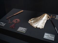 久保丁坂は峠のようになっていて、北側は谷となっていた。坂を下り切った場所には、『にほんまつ城報館』と言う施設が立っていた。館内には、二本松城に関する歴史資料が展示されていた。中には、丹羽長秀が織田信長から拝領したと言う采配や軍扇などもあった。