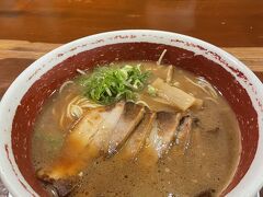 駅前で昼飯に徳島ラーメン。