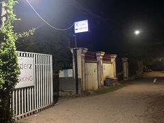 YHの裏には広めの駐輪場があります。
ただ細い路地は未舗装で凸凹しているから結構大変です。