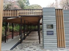 ホテルまでのタクシー代は1,600円でした。他に立派な正面玄関があるのかと思ったら、ここが出入り口でした。