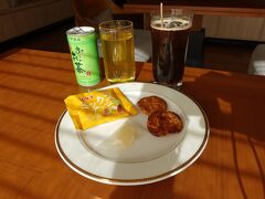 グランドプリンスホテル高輪のラウンジへ。マカロンなどはまだ出てきていません。