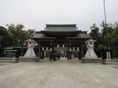 【湊川神社】

「表神門」
三大神社巡りの最後は、阪神電車で「高速神戸」駅に戻り「湊川神社」へ。
近くの神戸文化ホールや施設に何度も行った事があり、湊川神社は通り道にあるのですが、入るのは初めてです。