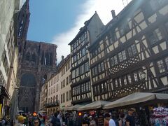 グーテンベルク広場から、観光客でごった返すメルシエール通りに入ると、いよいよ大聖堂の姿が見えてきました！