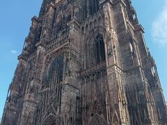 ストラスブールのノートルダム大聖堂。やっぱり高い～・・・高さは142m、建設当時は世界一高い建物でした。
尖塔は向かって左側だけ。もともと2つあったものが片方だけ崩れたとかそういうことではなく、最初から片方だけだったとのこと。あまりそういう例は多くないように思うのですが、なんでそうしたんでしょうね。

時刻は11:30。実はこの時、大聖堂はお昼の中休みで入れませんでした。なので今は外から眺めるだけにして、また後で戻って来ましょう。