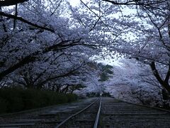 レール間のポジションは空くまでに相当時間がかかると判断し脇からサクッと。

向こう側にも人の姿が見えますが、なぜ向こうから・・・？と思わずにはいられません。
普通に邪魔なんだけど・・・(ﾎﾞｿｯ